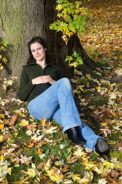 Frau entspannt sich unter einem Baum — Stockfoto
