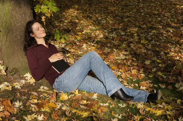 Frau schläft unter einem Baum — Stockfoto