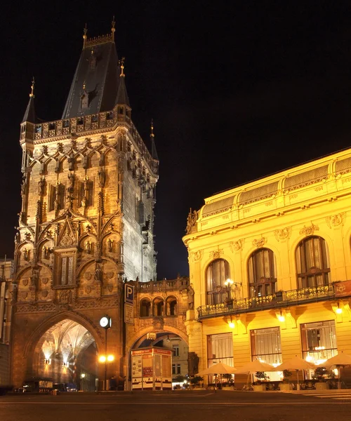 Praga di notte: Torre delle Polveri — Foto Stock