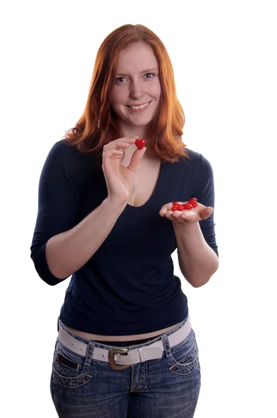 Mujer presentando corazones rojos de cerámica en sus manos — Foto de Stock