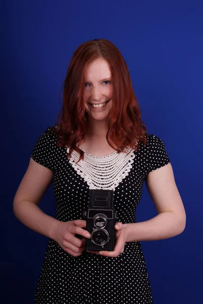 Женщина с винтажной камерой — стоковое фото