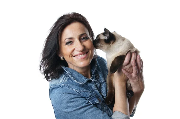 Kvinnan i hennes fyrtiotalet med siamese katt — Stockfoto