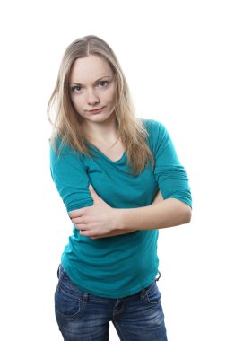 Genç kadın surat yapıyor.