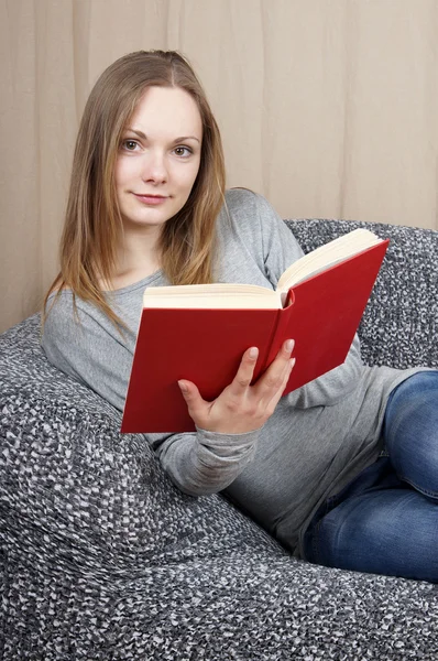 Kitap okuyan genç bir kadın. — Stok fotoğraf