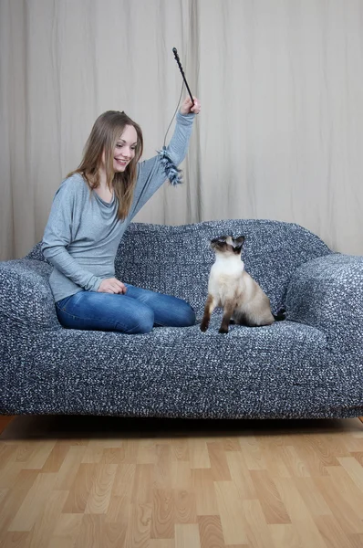 Jeune femme jouant avec chat — Photo