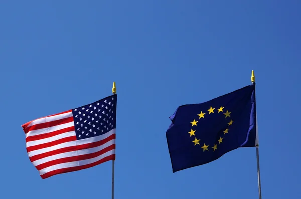 Drapeaux américains et européens — Photo