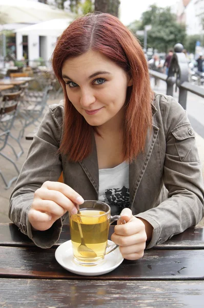 Junge Frau trinkt Tee — Stockfoto