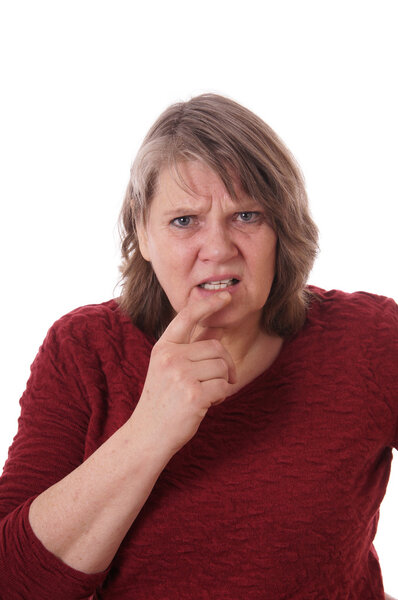 пожилая женщина выглядит смущенной
