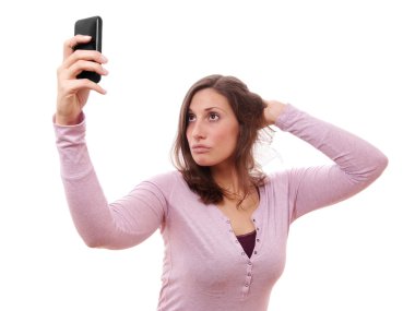 Genç bir kadın selfie çekiyor.