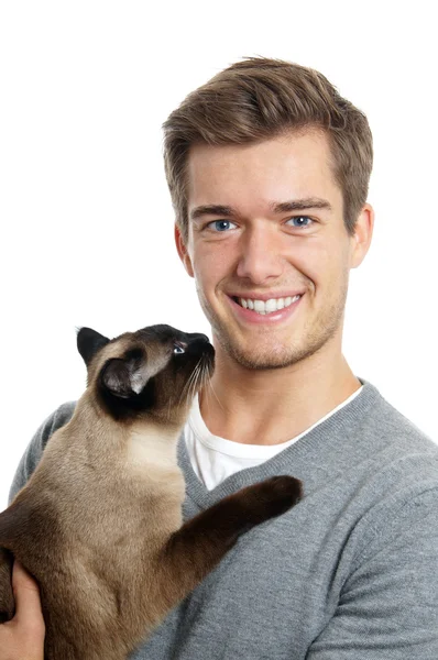 Jeune homme avec chat siamois — Photo