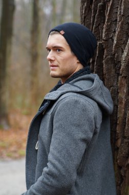 yalnız adam karşı bir ağaca yaslanmış