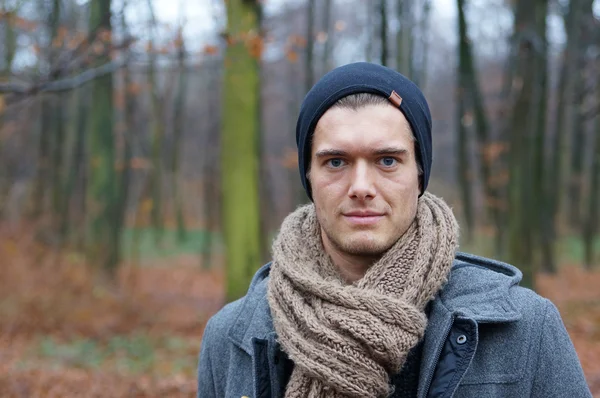 Jonge man in het bos — Stockfoto