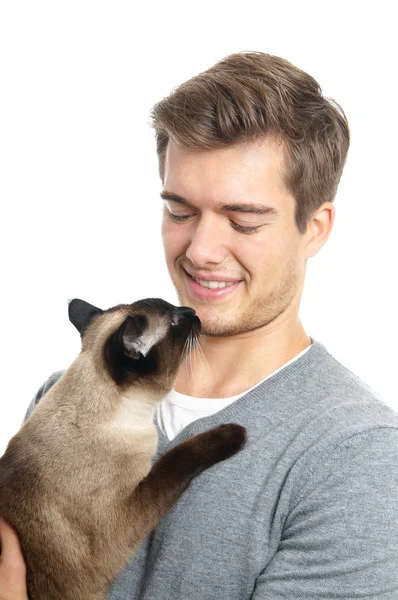Jeune homme avec chat siamois — Photo