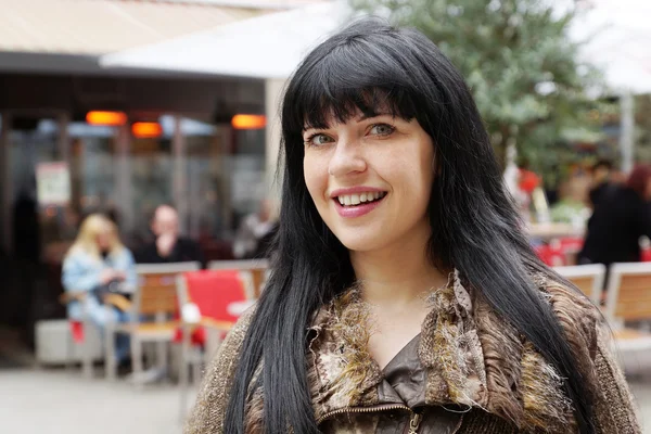 Frau vor einem Café im Freien — Stockfoto