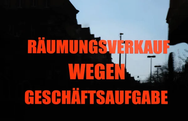 Raumungsverkauf wegen Geschaftsaufgabe przekłada się z niemieckiej sprzedaży odprawy celnej z powodu zamknięcia magazynu — Zdjęcie stockowe
