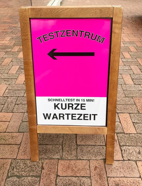 German sign outside corona covid test center — Zdjęcie stockowe