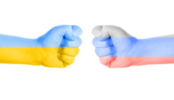 Два кулака в национальных цветах Украины и России — стоковое фото