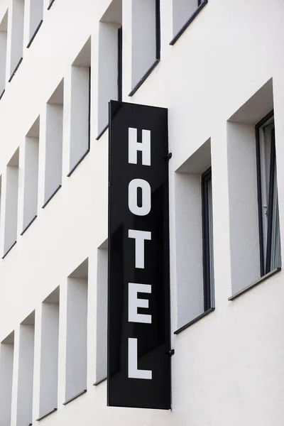 전통적 인 현대 도시 호텔 정면에 있는 수직 호텔 간판 — 스톡 사진