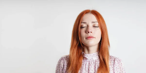 Mulher calma e pacífica medita com os olhos fechados introspecção mindfulness e auto-cuidado — Fotografia de Stock