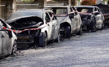 Almanya 'daki tahribatın ardından konut caddesinde yanmış araba kazaları