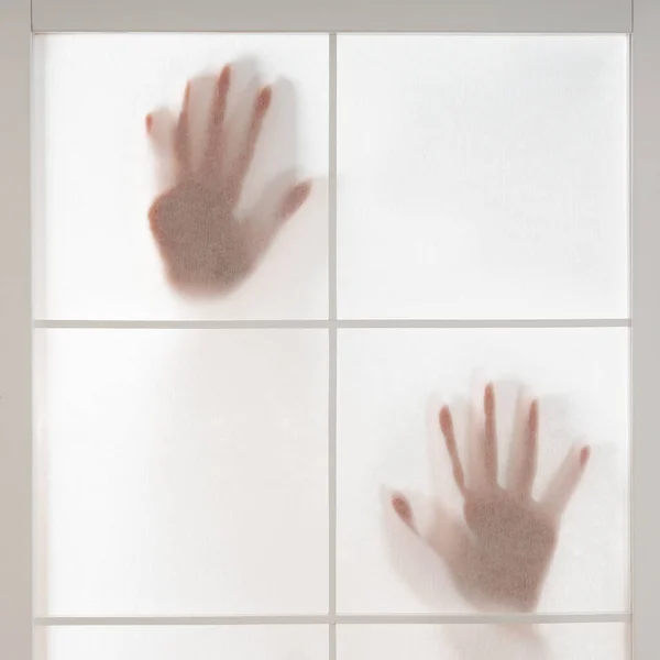 Silhueta de mãos presas atrás de tela translúcida — Fotografia de Stock