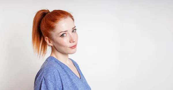 Young Woman Red Hair Tied Ponytail Tilts Her Head Smiling — Stock Photo, Image