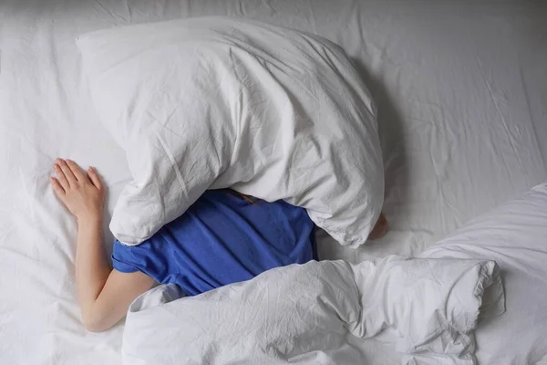 Unrecognizable Woman Sleeping Bed Pillow Her Head Block Out Sunlight — Stock Photo, Image