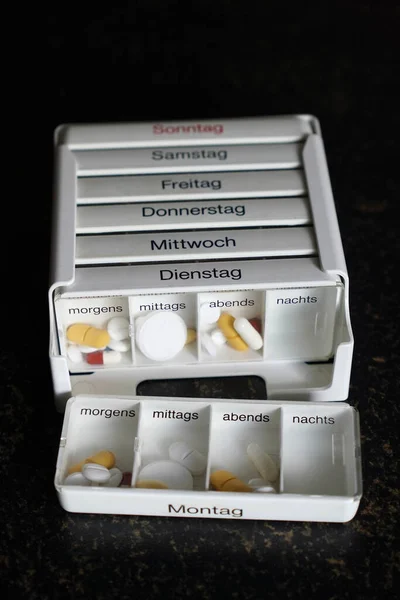 Немецкий Язык Таблетки Органайзер Коробка Сортировки Ежедневных Еженедельных Доз Лекарств — стоковое фото