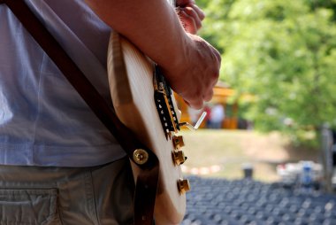 Sahne Alanı'nda bir soundcheck sırasında gitarist çalış
