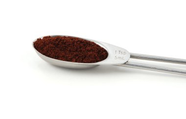 ölçülen içinde metal bir çay kaşığı yere karanfil