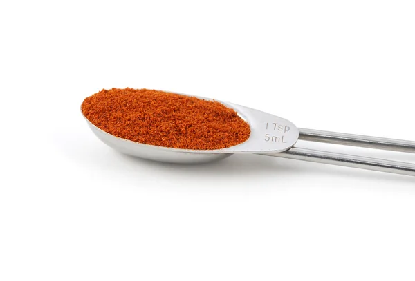 Polvere di paprica misurata in un cucchiaino di metallo — Foto Stock