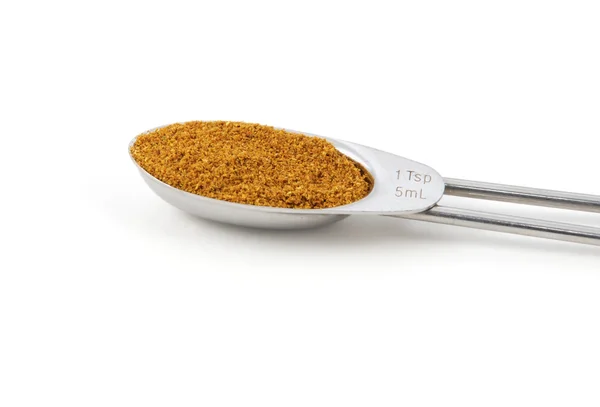 Polvere di curry misurata in un cucchiaino di metallo — Foto Stock