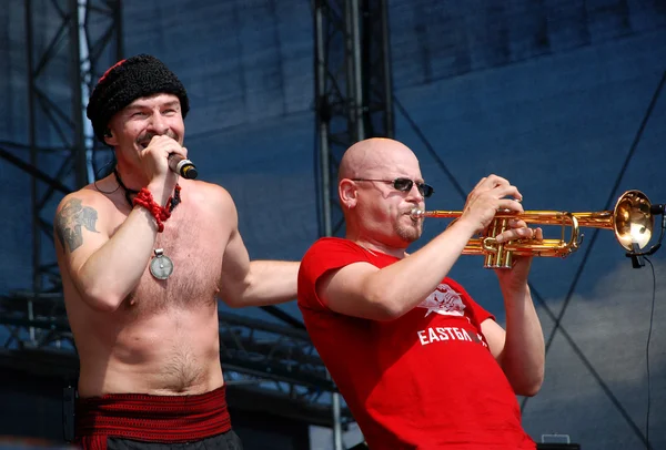 Oekraïense band haydamaky uit te voeren op het podium op de linz europa haf — Stockfoto