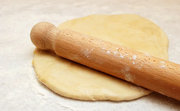 Wooden rolling pin dusted with flour, ready to roll out fresh pa — Stock Photo, Image