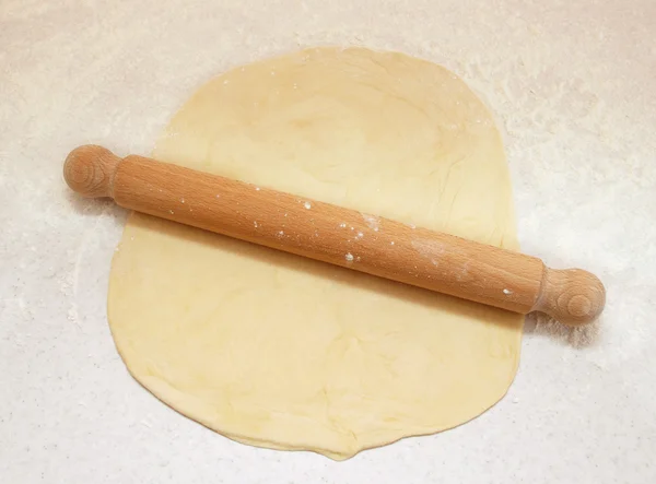 Block of freshly made pastry rolled out on a floured work surfac — Stock Photo, Image