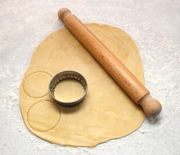 Mattarello e taglierina su pasta fresca, ritagliando cerchi — Foto Stock