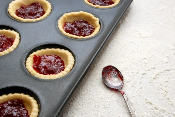 Filled, uncooked jam tarts in a tin — Stock Photo, Image