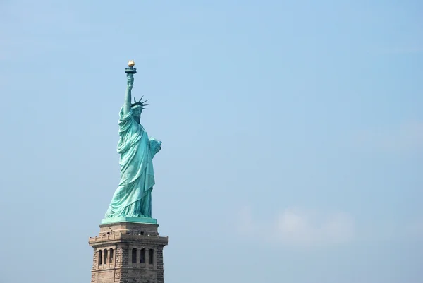 De statue of liberty tegen een heldere blauwe hemel — Stockfoto