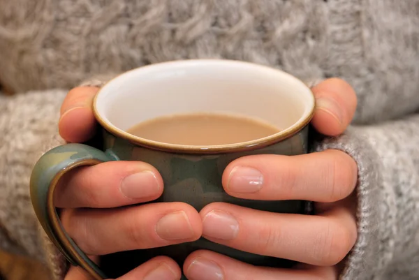 Deux mains gardant au chaud, tenant une tasse de thé ou de café chaud — Photo