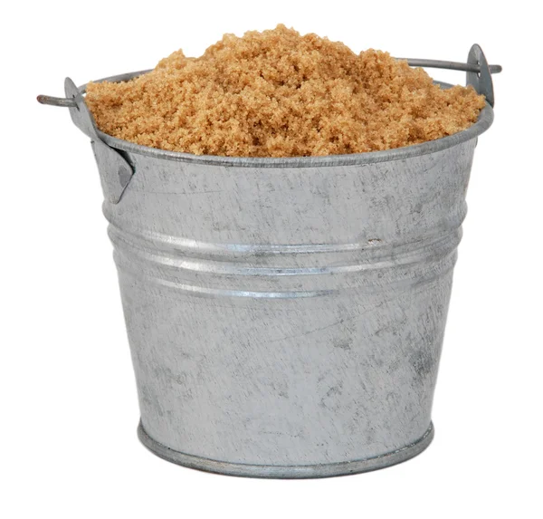 Leve marrom açúcar macio ou muscovado em um balde de metal em miniatura — Fotografia de Stock