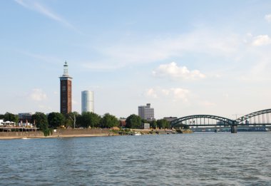 Ren Nehri görülen Köln mimarisi