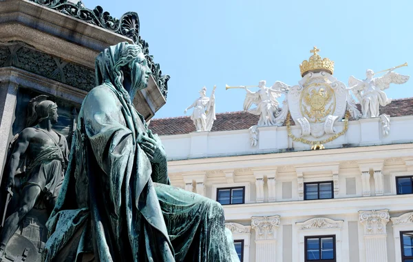 Detail des Denkmals für kaiser franz i gegen die Hofburg in — Stockfoto