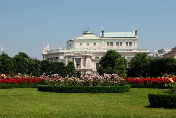 Бургтеатр, как видно из фольксгартена в Вене — стоковое фото