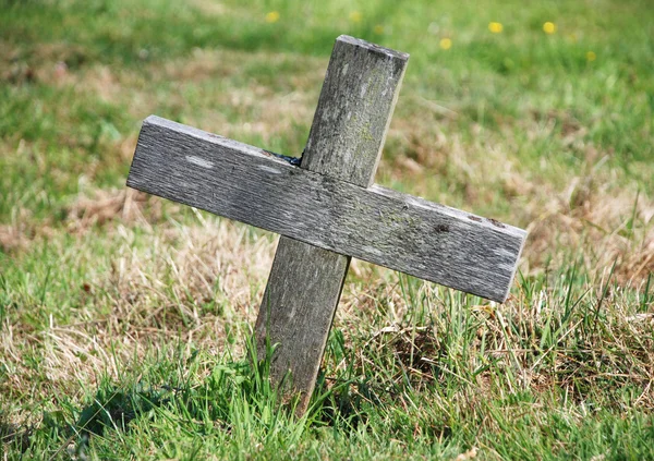 Cruz de madeira marcando uma sepultura — Fotografia de Stock