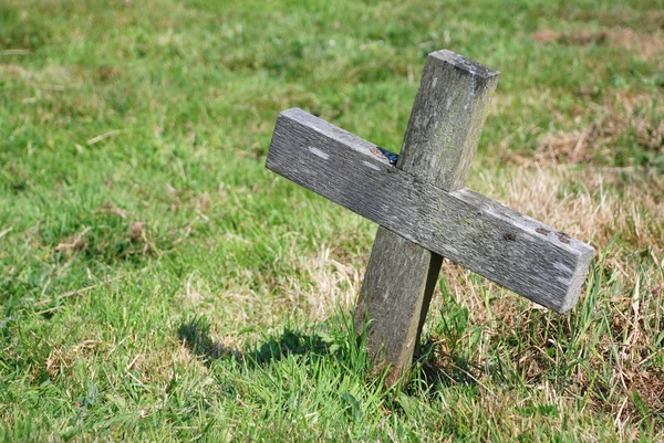 Pequena cruz de madeira em um cemitério — Fotografia de Stock