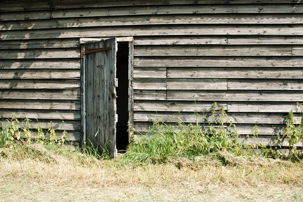Rustikales Bauernhaus aus Holz — Stockfoto