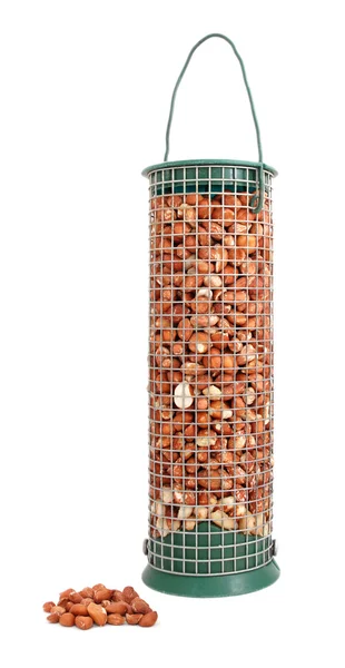 Кормушка для птиц, наполненная арахисом и орехами. — стоковое фото