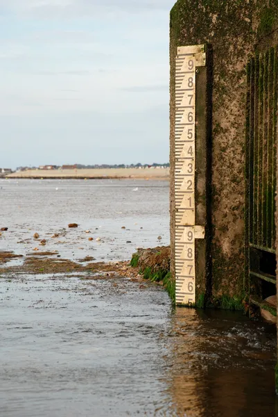 Water niveau marker op de oever — Stockfoto