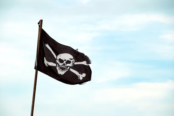 yırtık jolly roger bayrak direğine uçar