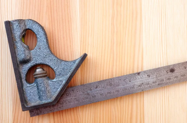 Nahaufnahme von Metall Quadrat auf Holz gesetzt — Stockfoto